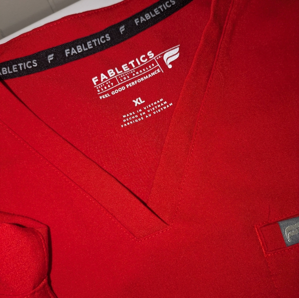 Fabletic BRIGHT red scrub set